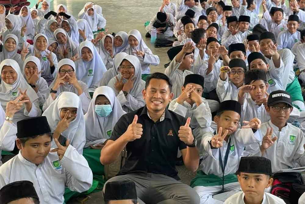 Danial (tengah) bersama pelajar dalam satu program di sebuah sekolah di DUN Batu Tiga.