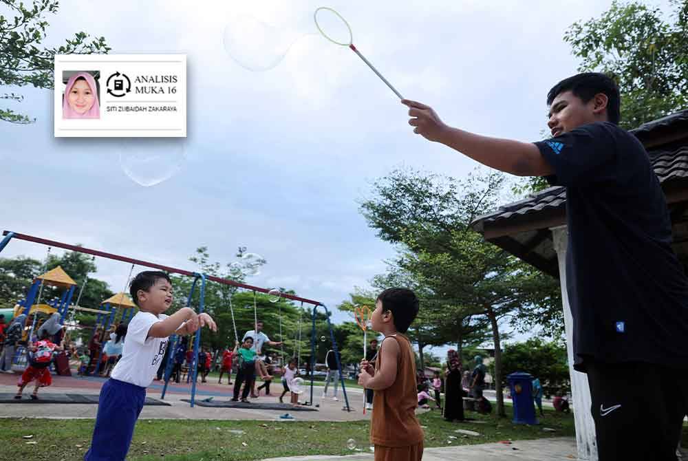 Kanak-kanak gembira bermain di taman permainan sempena cuti sekolah dan Tahun Baharu Cina. Gambar hiasan Bernama.