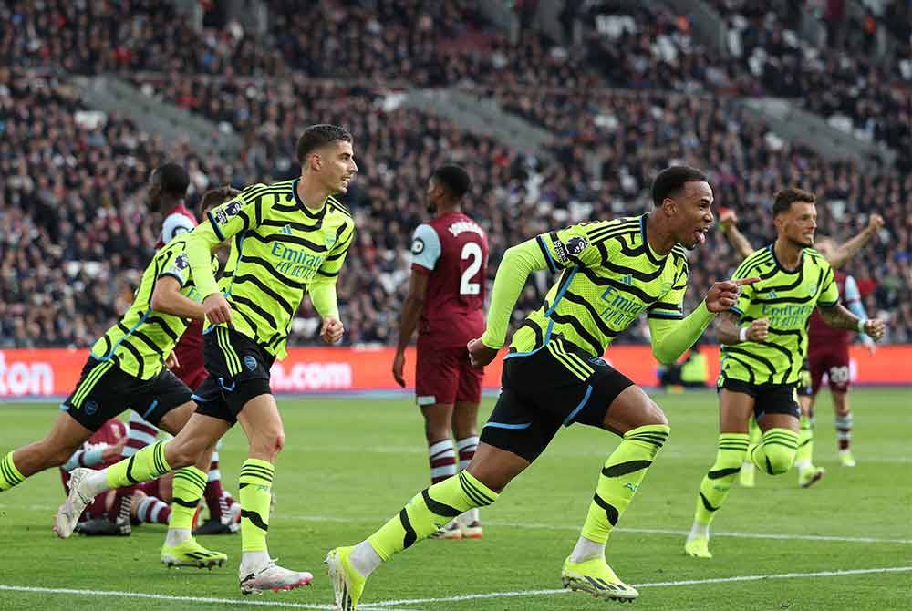 Magalhaes (tengah) meraikan jaringan ketika Arsenal berdepan West Ham United dalam aksi Liga Perdana Inggeris di Stadium London pada Ahad. Foto AFP