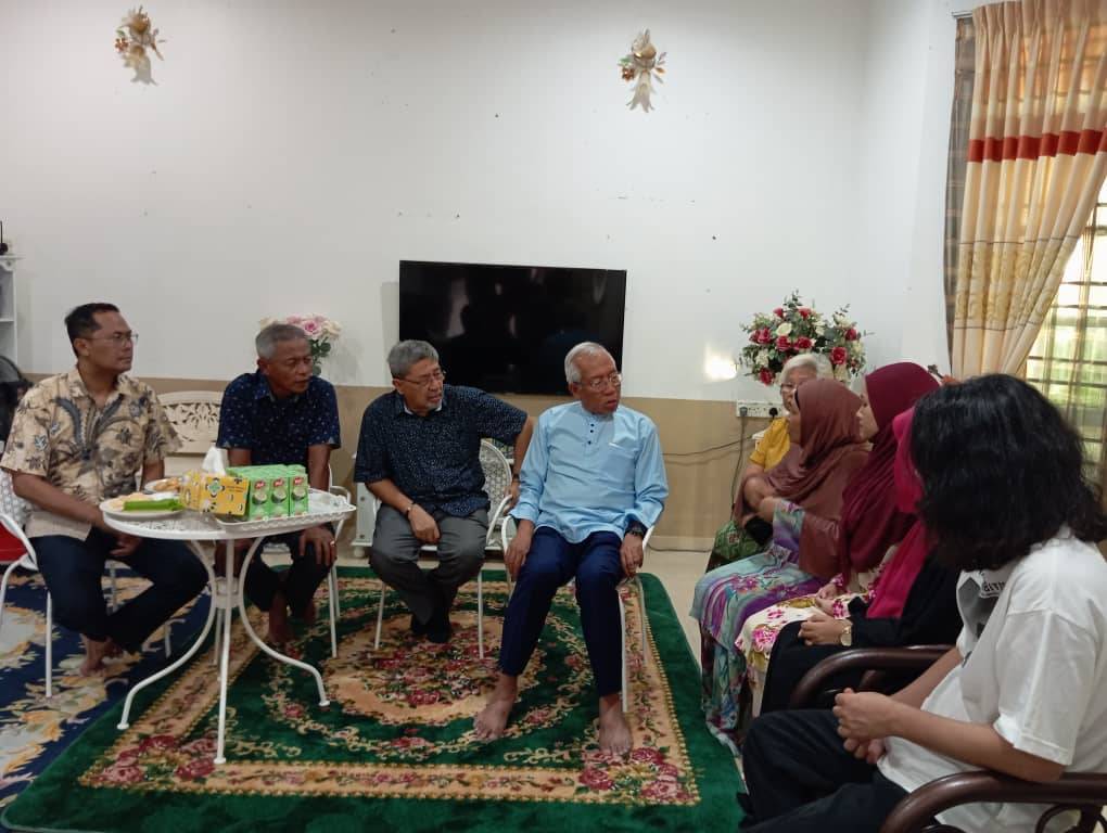 Mahdzir (empat dari kiri) berbual dengan Rohani (empat dari kanan) ketika menziarahi keluarga Allahyarham Azraai di Alor Semadom, di Alor Setar, petang Ahad.