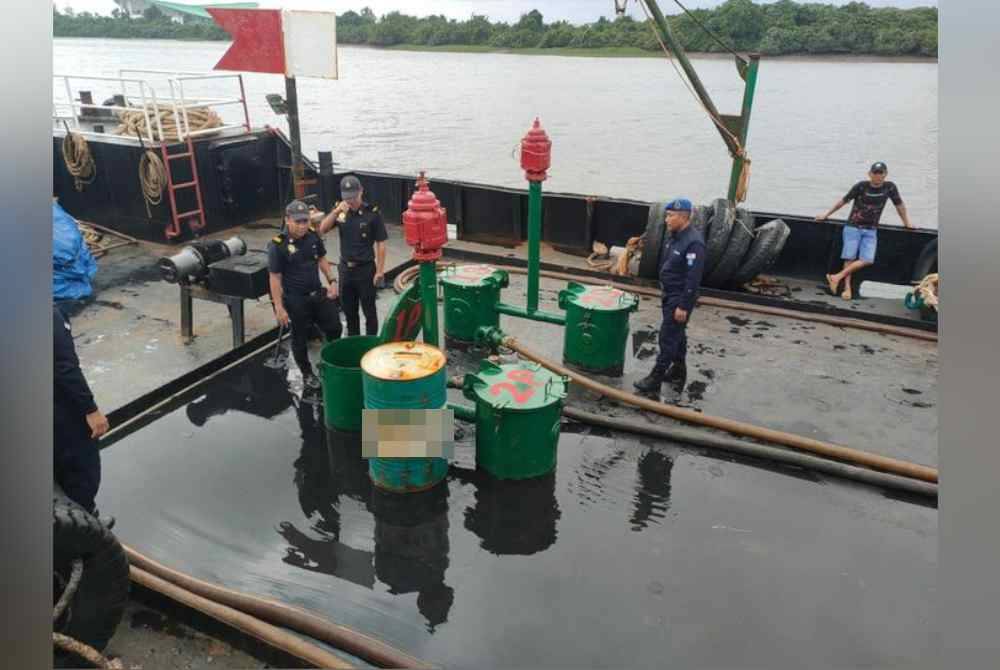 KPDN Sarawak menyita sebuah kapal berisi diesel bersubsidi bernilai RM924,500 di kawasan Laut Barrange, Sungai Sarawak yang cuba diselewengkan, pada Ahad. Foto Facebook KPDN Sarawak