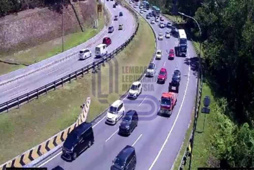 Aliran trafik di beberapa lebuh raya utama dilaporkan bergerak perlahan susulan orang ramai mula pulang ke destinasi masing-masing selepas cuti perayaan Tahun Baharu Cina, setakat jam 1 tengah hari tadi. Foto Facebook LLM