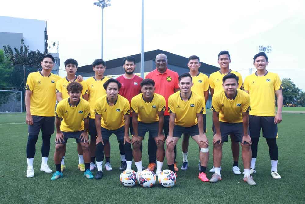 Zainal Abidin bersama barisan 12 pemain skuad Dare To Dream yang akan menjalani latihan bersama barisan kejurulatihan pembangunan Wolverhampton Wanderers FC,