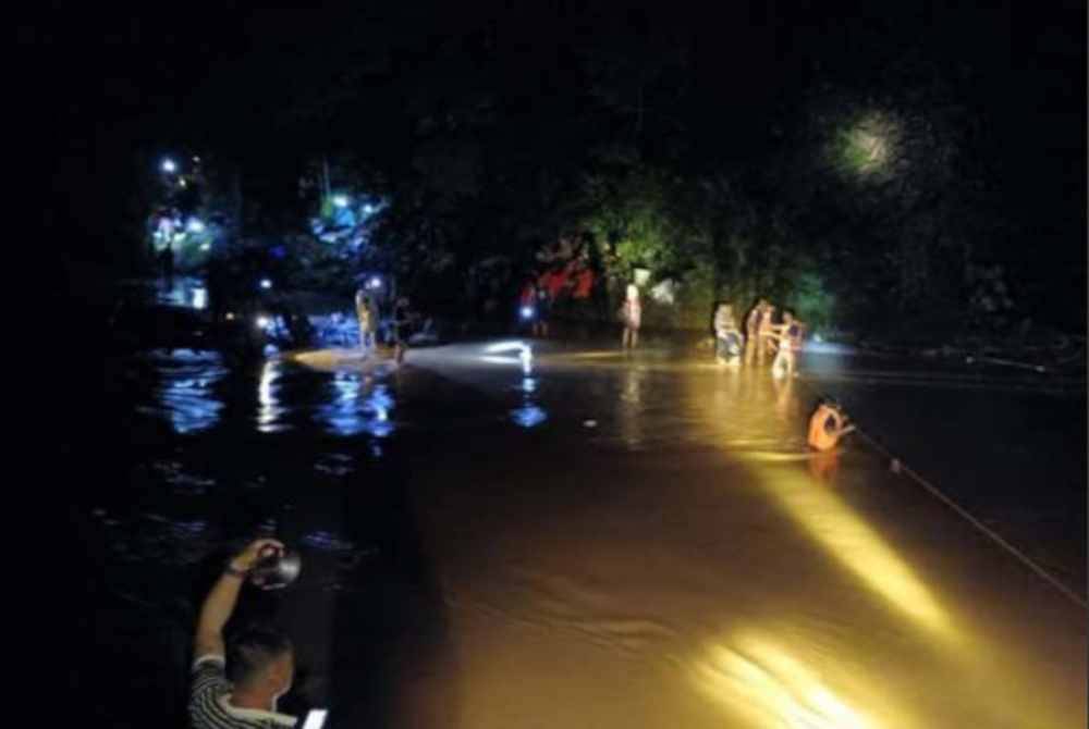 Perkhemahan seramai 41 orang daripada sembilan keluarga di tebing Sungai Yong, Bukit Goram, di sini, berakhir dengan suasana cemas apabila mereka terperangkap dalam kejadian kepala air pada Ahad malam. Foto Awani