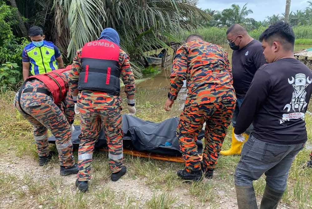 Mayat seorang lelaki yang belum dikenal pasti identitinya ditemui terapung sebelum dibawa ke Jeti Kampung Abdul Rahman, Batu Pahat untuk diserahkan kepada pihak polis.