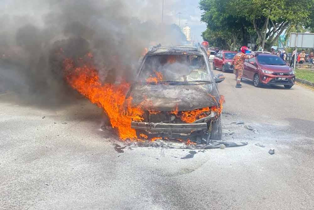 Seorang wanita cedera manakala rakan serta seorang kanak-kanak terselamat apabila kereta yang mereka naiki terbakar di Jalan Bakau Chondong, di Batu Pahat pada Isnin. Foto BBP Penggaram