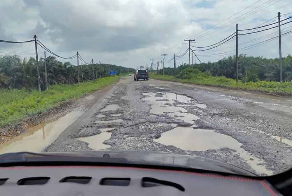 Keadaan jalan raya berlubang di Jalan Sukau-Kinabatangan yang dilalui Mohd Fauzie ketika dalam perjalanan ke Tawau.