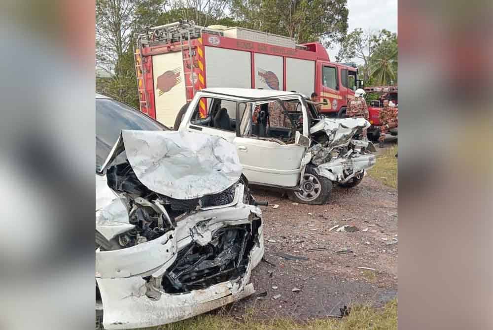 Keadaan dua kenderaan yang terbabit dalam kemalangan. Foto BBP Tangkak