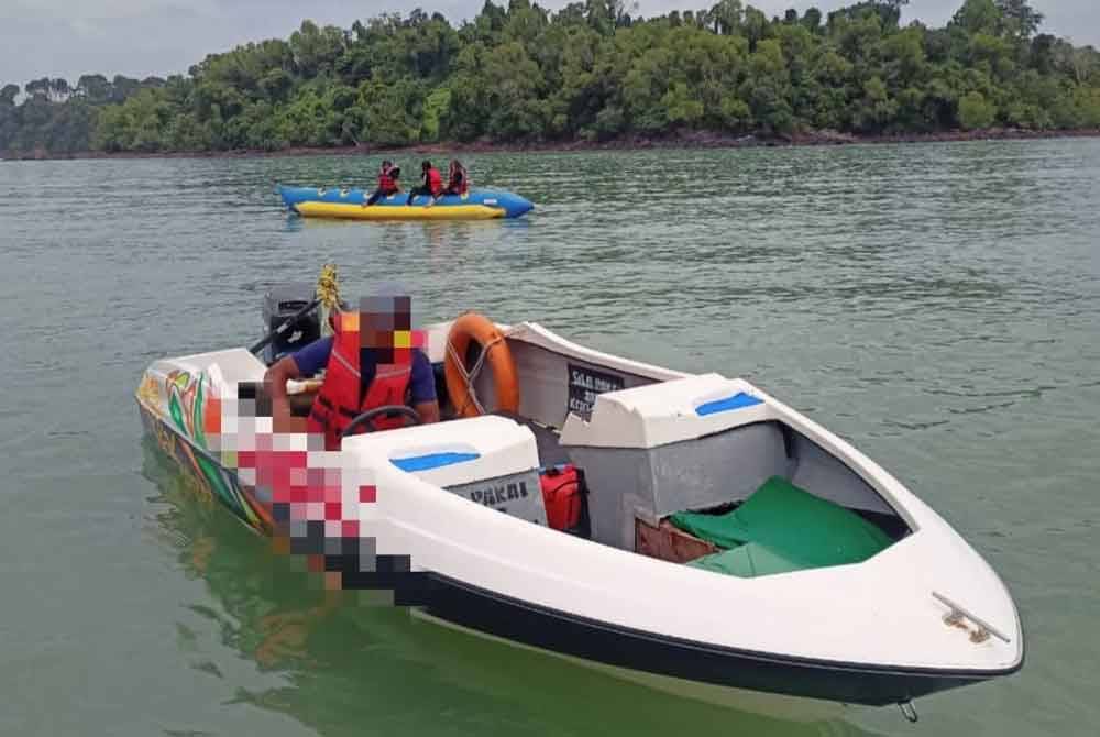 Bot berkenaan ditahan ketika anggota penguat kuasa Maritim melakukan pemeriksaan rutin ke atas beberapa buah bot di kawasan peranginan.