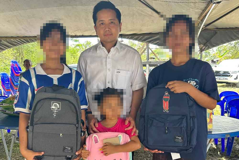 Arthur (tengah) bersama tiga beradik yang kehilangan ibu mereka dalam kejadian di Kampung Tinagalan, Sook, Keningau.