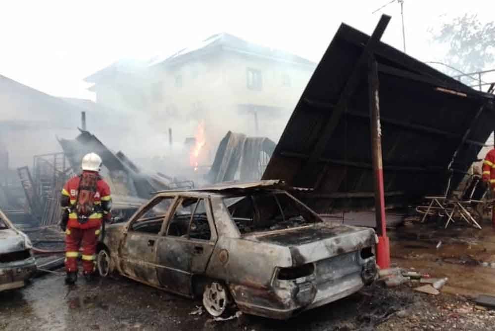 Sebuah jentera berat jenis jentolak, dua kereta hangus dalam kebakaran membabitkan dua kediaman separuh kekal di Kampung Baru Nilai lewat petang Isnin.