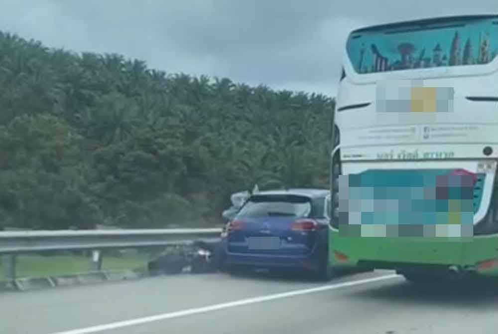 Tangkap layar kemalangan di KM123.2 Lebuh Raya Utara–Selatan (arah Pagoh ke Yong Peng), pada Isnin.