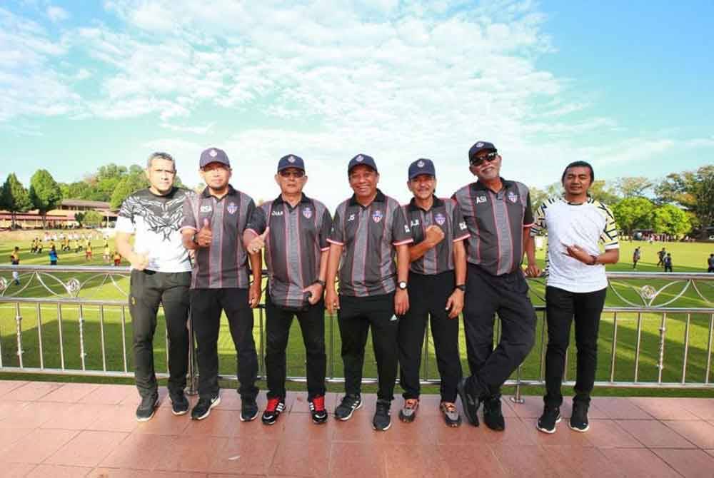 Allahyarham Azraai Khor (tiga kiri) dan Jasni (tengah) bersama barisan kejurulatihan TNSM yang mencari bakat pemain di empat zon di negara ini termasuk Thailand pada tahun lalu.