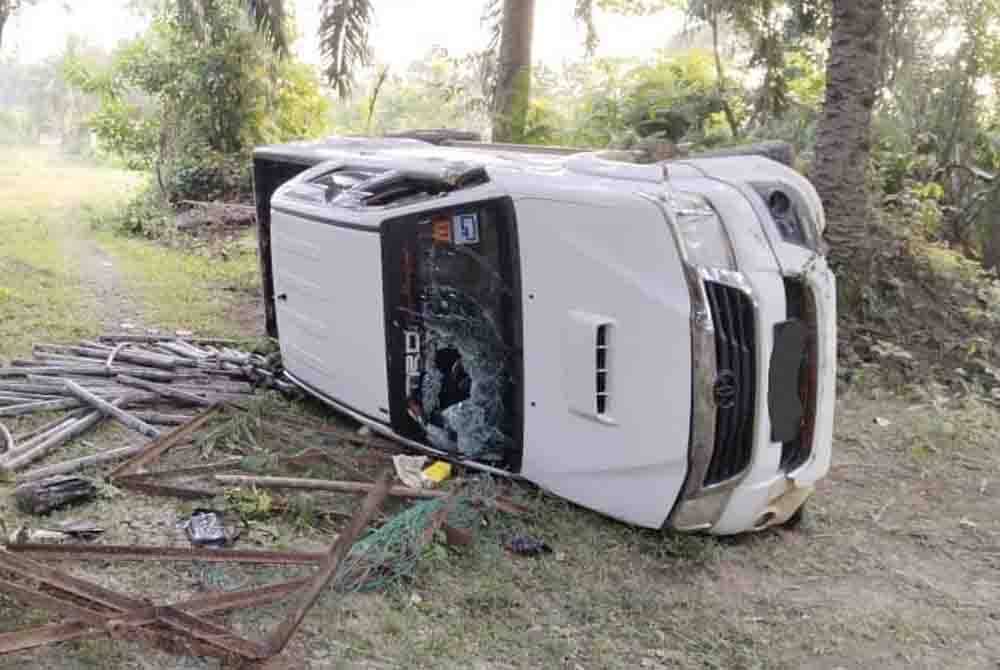 Kenderaan Toyota Hilux dinaiki dua suspek terbalik di kawasan kebun kelapa sawit berdekatan Kampung Batu Bor, pada Selasa.