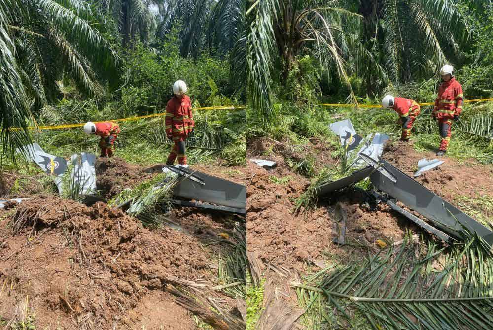 Anggota Bomba dan Penyelamat melihat pesawat ringan yang terhempas di Kampung Tok Muda pada Selasa.