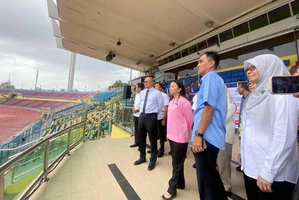 Hannah (tengah) diiringi Fadzli (dua dari kiri) pada majlis penyerahan siap kerja trek sintetik Stadium Darul Makmur di Kuantan pada Selasa.