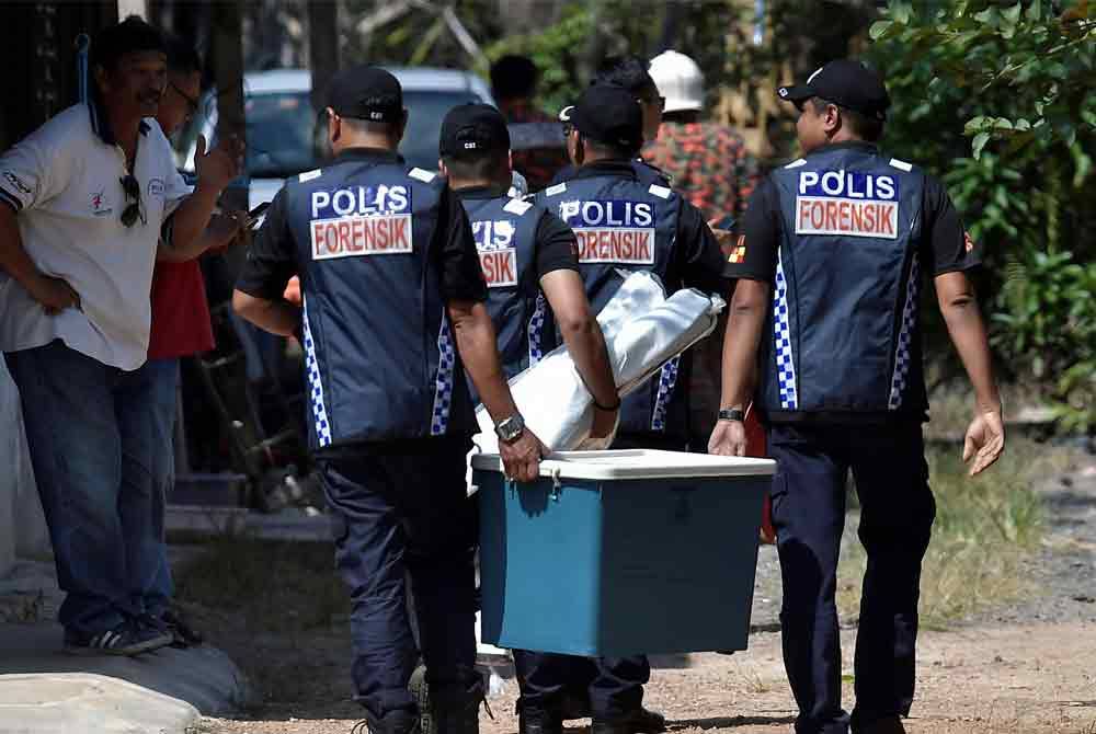 Anggota forensik dari Polis Diraja Malaysia (PDRM) membuat persiapan sebelum masuk ke dalam kawasan kejadian sebuah pesawat ringan yang terhempas di Kampung Tok Muda Kapar, pada Selasa. Foto Bernama