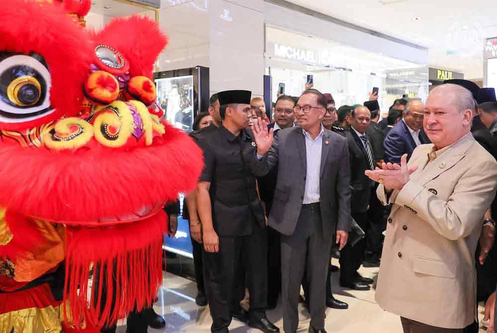 Sultan Ibrahim (kanan) turut berkenan meluangkan masa menyaksikan persembahan tarian singa. - Foto: FB Sultan Ibrahim Sultan Iskandar