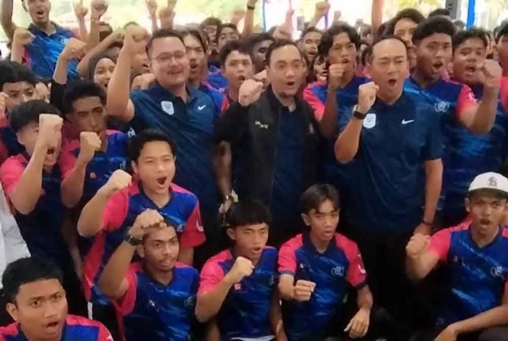 Mohd Hairi dan Onn Hafiz (tengah) bersama sebahagian atlet Sukma Johor.