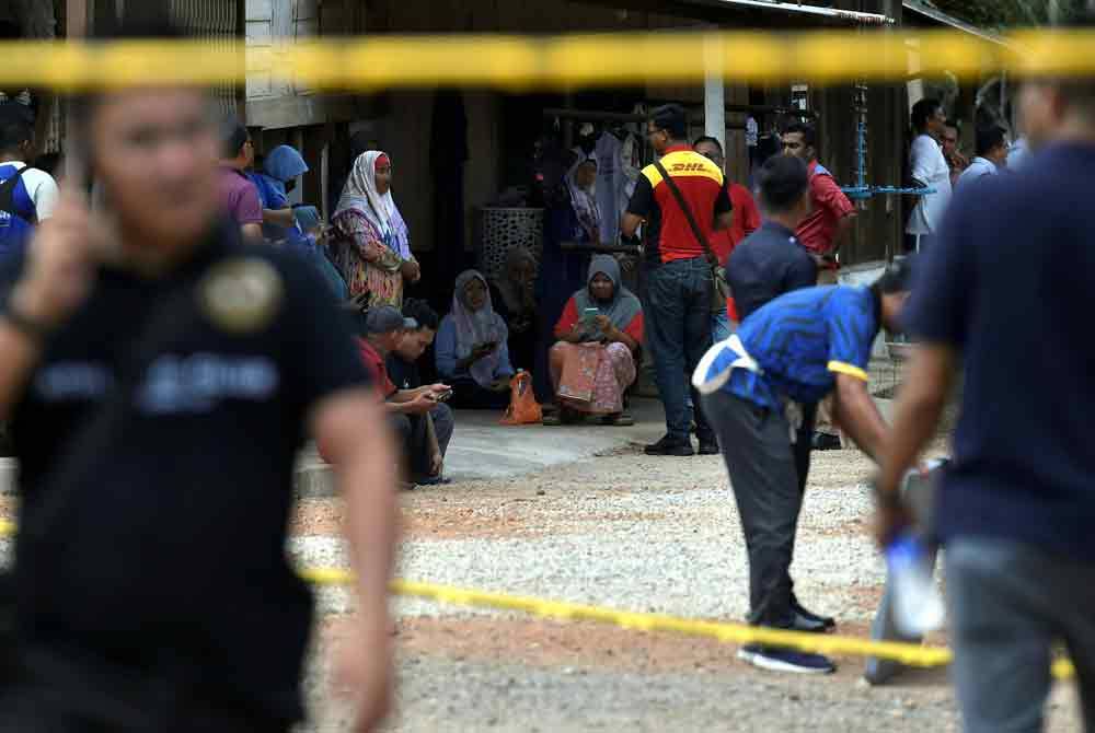 Suasana di kawasan kejadian sebuah pesawat ringan yang terhempas di Kampung Tok Muda Kapar, Klang pada Selasa. Foto Bernama