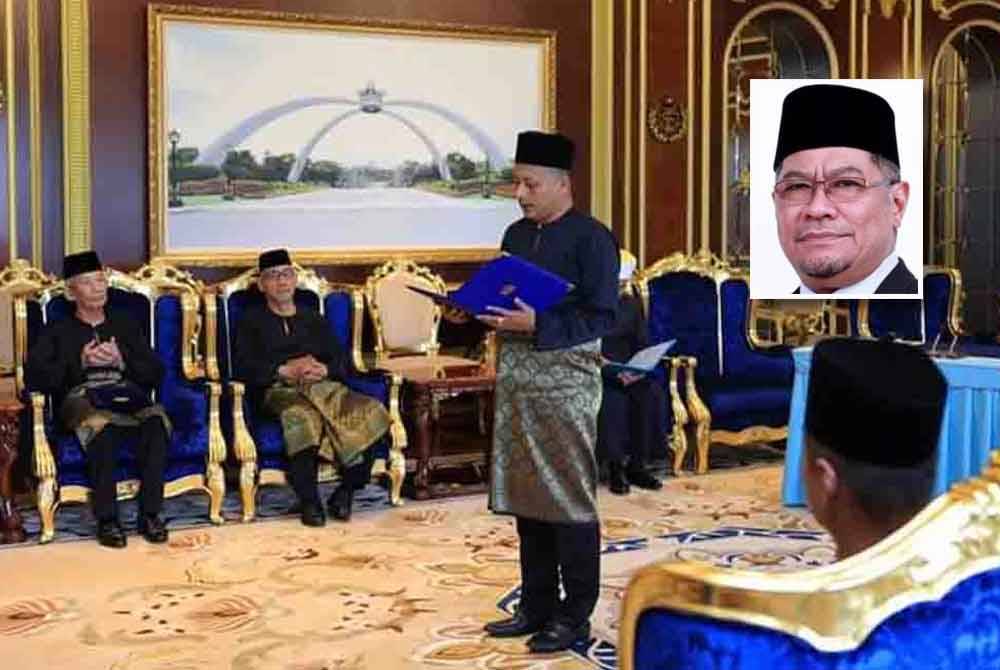 Aznan mengangkat sumpah sebagai AMMK yang baharu dengan memegang portfolio Penerangan dan Penerangan Negeri Johor. Gambar krcil: Dzulkefly