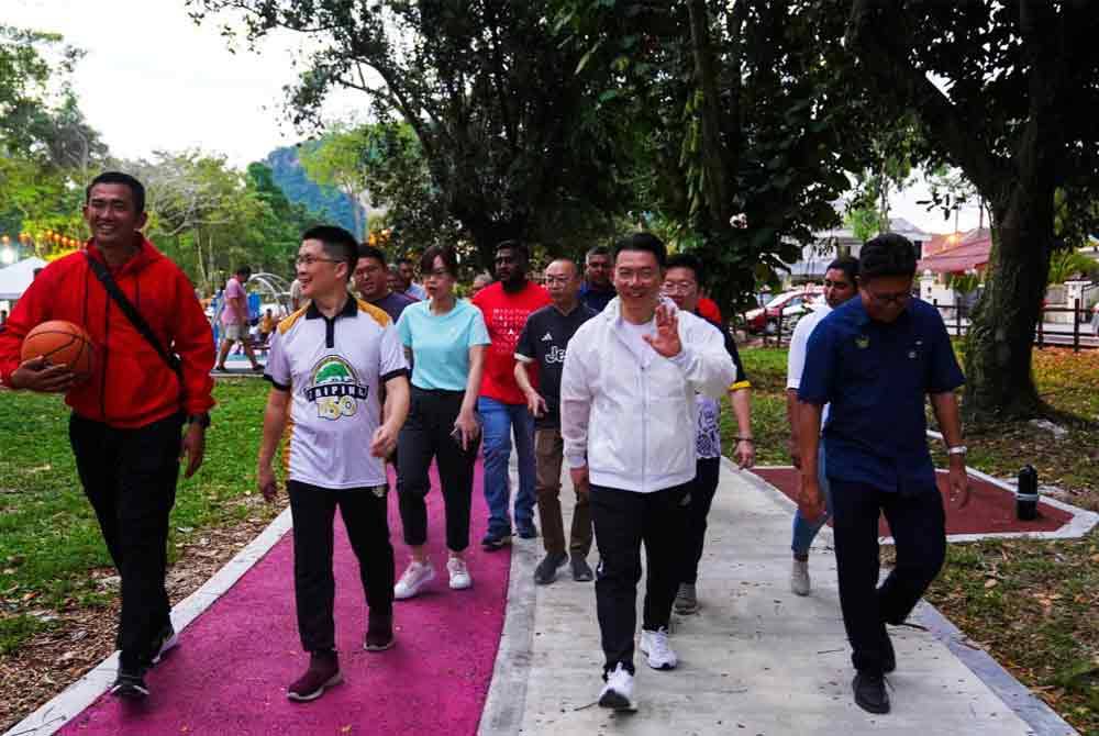 Kor Ming (dua dari kanan) ketika meninjau keadaan pembangunan taman rekreasi awam di Taman Woodland di Bandar Baru Tambun pada Selasa.