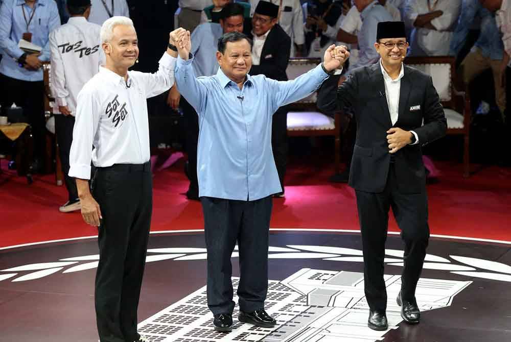 Prabowo (tengah), Anies (kanan) dan Ganjar ketika pusingan kedua Debat Pilpres 2024.