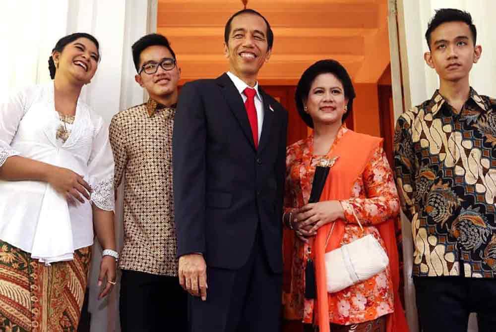 Jokowi (tengah) bersama isteri, Iriana (kanan) dan anak-anak Gibran Rakabuming, Kahiyang Ayu Kaesang Pangarep. - AFP