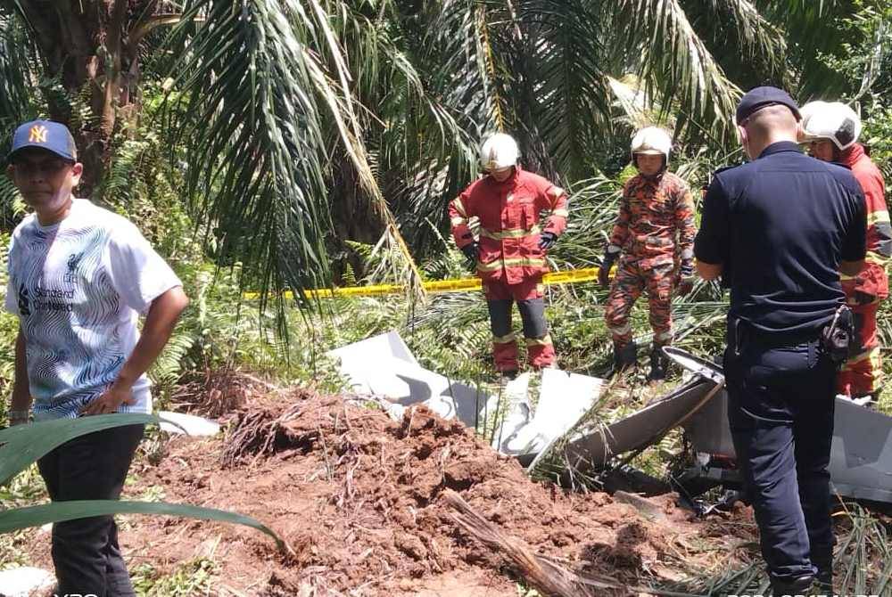 Anggota bomba dan polis memeriksa lokasi sebuah pesawat ringan terhempas di Kampung Tok Muda, Kapar pada Selasa.