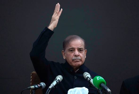 Shehbaz Sharif (gambar) yang berusia 72 tahun telah dicalonkan oleh abangnya, Nawaz Sharif sebagai Perdana Menteri Pakistan. Foto AP