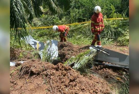 Kedua-dua mangsa berada dalam kokpit pesawat yang terbenam kira-kira dua meter. - Foto JBPM