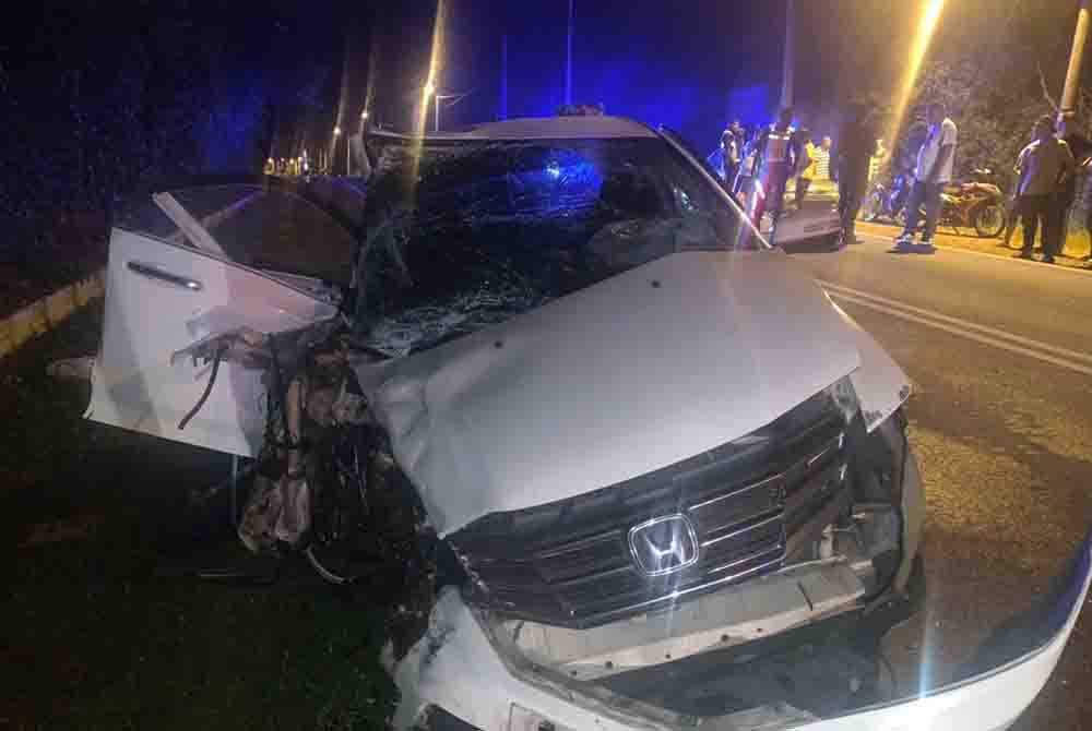 Mangsa yang duduk di bahagian penumpang belakang Honda City disahkan maut di tempat kejadian. Foto PDRM