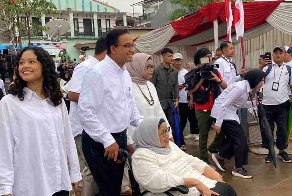 Anies (berdiri, dua dari kiri) sewaktu tiba di Pusat Pengundian Lebak Bulus 60 di Jakarta bersama ahli keluarganya.