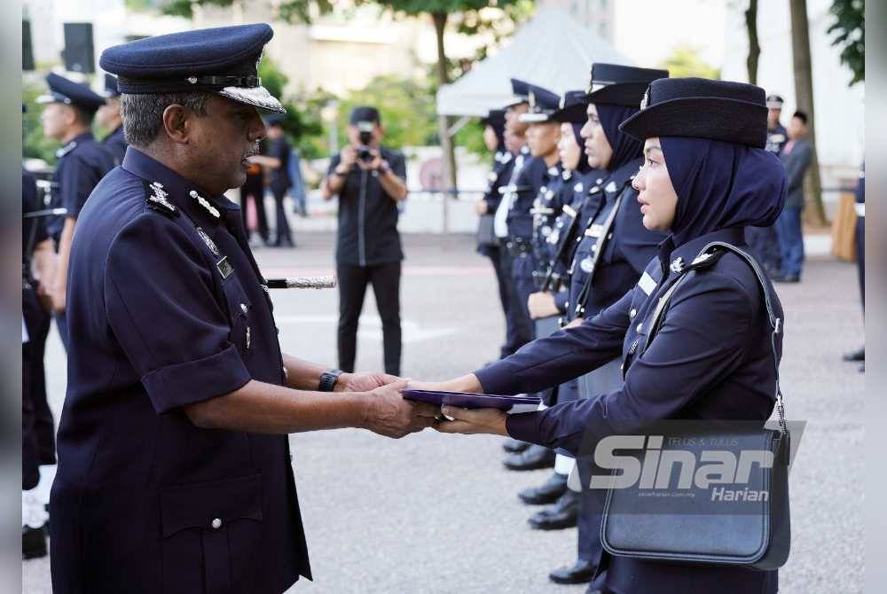 Allaudeen menyampaikan sijil penghargaan kepada anggota semasa Perhimpunan Bulanan IPK Kuala Lumpur pada Rabu. Foto Sinar Harian ROSLI TALIB