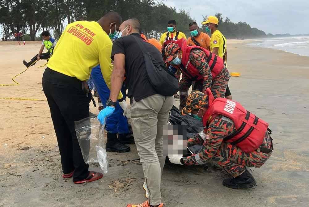 Pasukan penyelamat membantu mengangkat mayat mangsa sebelum dibawa ke HTAA untuk proses bedah siasat