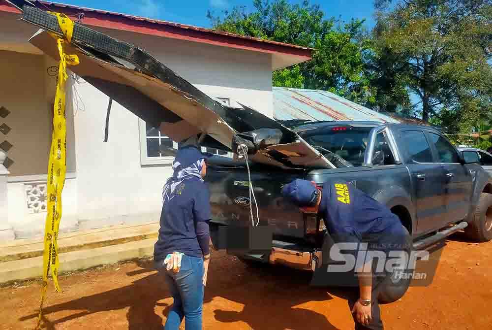 Dua anggota Biro Siasatan Kemalangan Udara (BSKU) memeriksa serpihan sayap pesawat yang akan dibawa ke hangar berdekatan di Lapangan Terbang Sultan Salahuddin Abdul Aziz Shah bagi tujuan siasatan. Foto Sinar Harian - HISYAMUDDIN AYUB