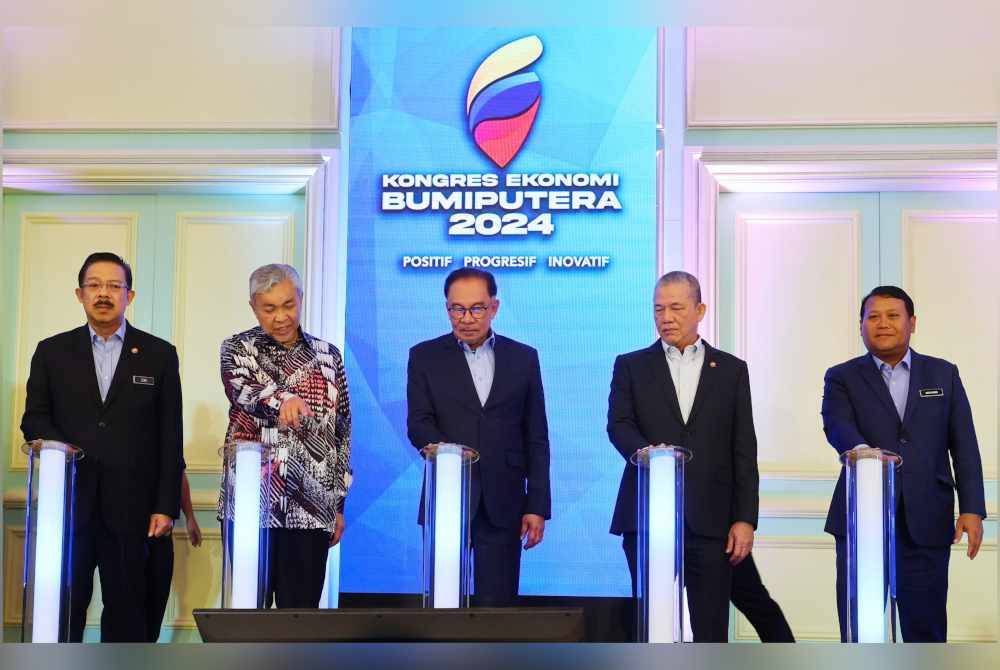 Anwar (tengah) merasmikan Majlis Prapeluncuran Kongres Ekonomi Bumiputera 2024 di Jabatan Perdana Menteri, Bangunan Perdana Putra pada Rabu. Foto Bernama