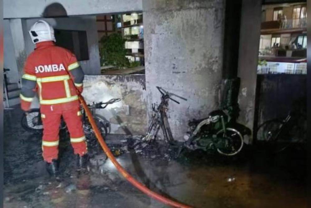 Lima motosikal yang diletakkan di kawasan parkir Blok 90 Pangsapuri Kota Emas, Jelutong, di sini terbakar pada Selasa malam. Foto PBS Perak Lane