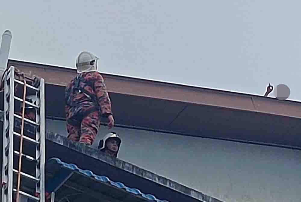 Usaha bomba memujuk seorang lelaki kurang siuman yang berada di atas bumbung sebuah perumahan di Flat Sejati sejak dua hari lalu belum berhasil.