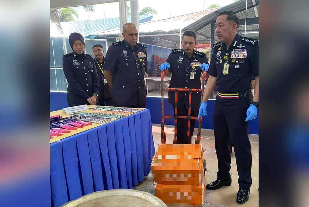 Muhamad Zaki (kanan) menunjukkan kota buah, sayur yang digunakan untuk menyorokkan pil yaba.