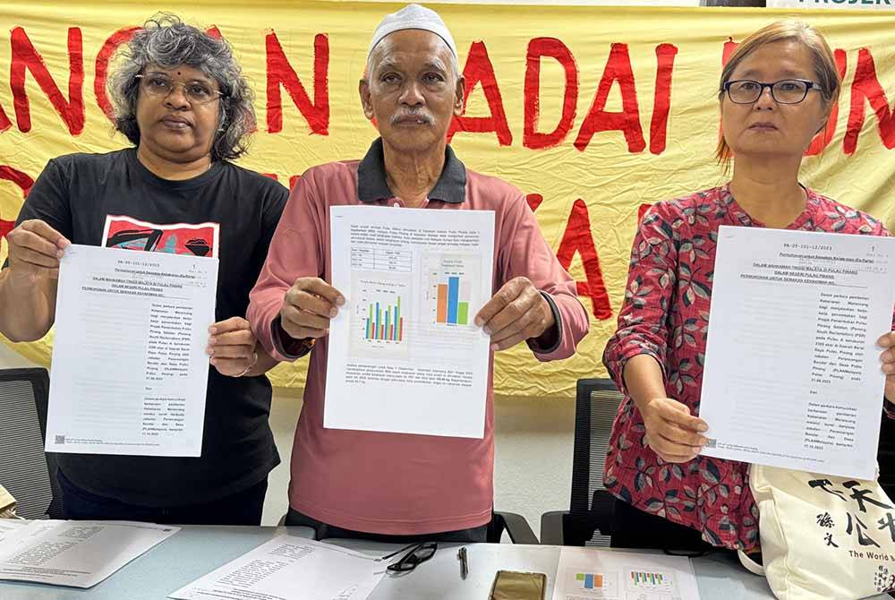 (Dari kiri) Mageswari, Zakaria dan Khoo Salma menunjukkan dokumen semakan kehakiman selepas sidang media pada Rabu.