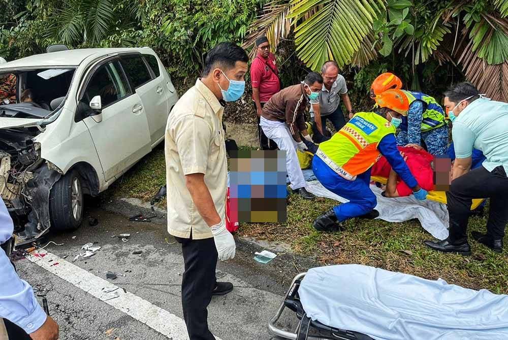 Anggota bertugas memberikan rawatan awal kepada kesemua mangsa yang terlibat. Foto Ihsan PDRM
