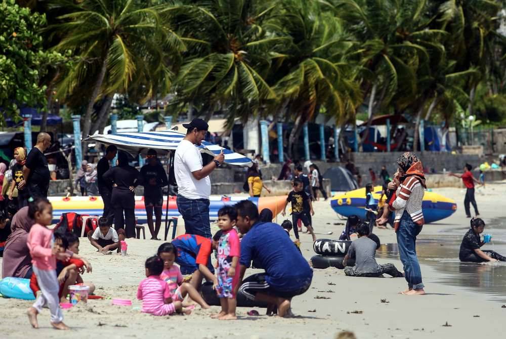 Penduduk lelaki meningkat kepada 17.7 juta daripada 17.2 juta dan perempuan meningkat kepada 16 juta daripada 15.8 juta. Gambar hiasan