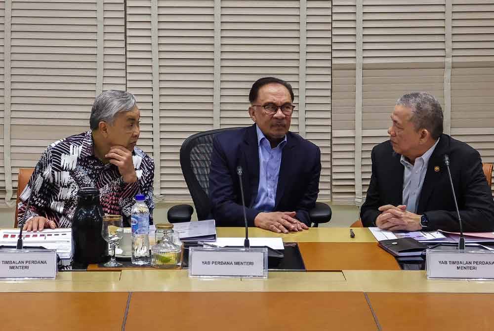 Anwar (tengah) mempengerusikan Mesyuarat Majlis Ekonomi Bumiputera (MEB) Bilangan 1 Tahun 2024 pagi tadi. Foto laman X Anwar Ibrahim