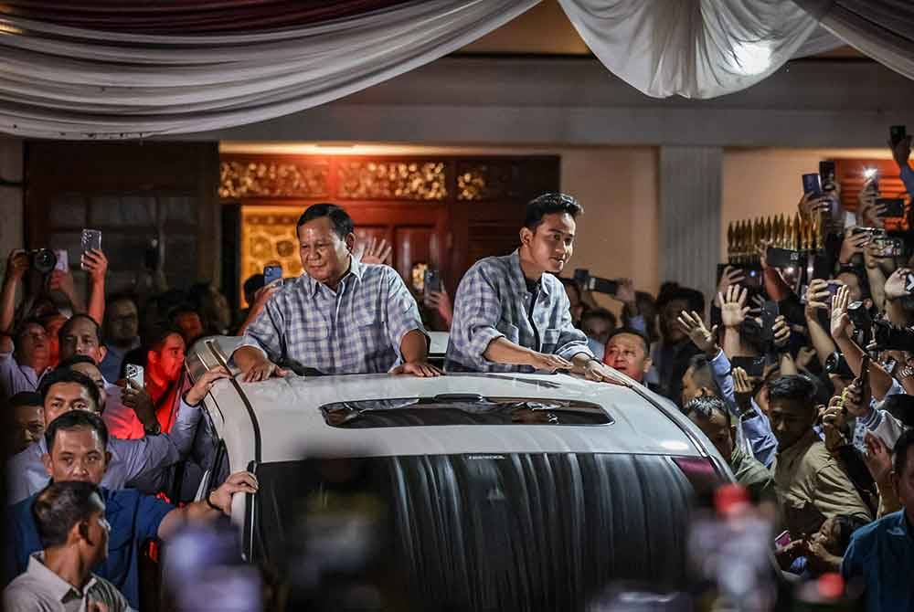 Prabowo (kiri) dan Gibran bertemu penyokong mereka di Jakarta, Indonesia lewat petang tadi. - AFP