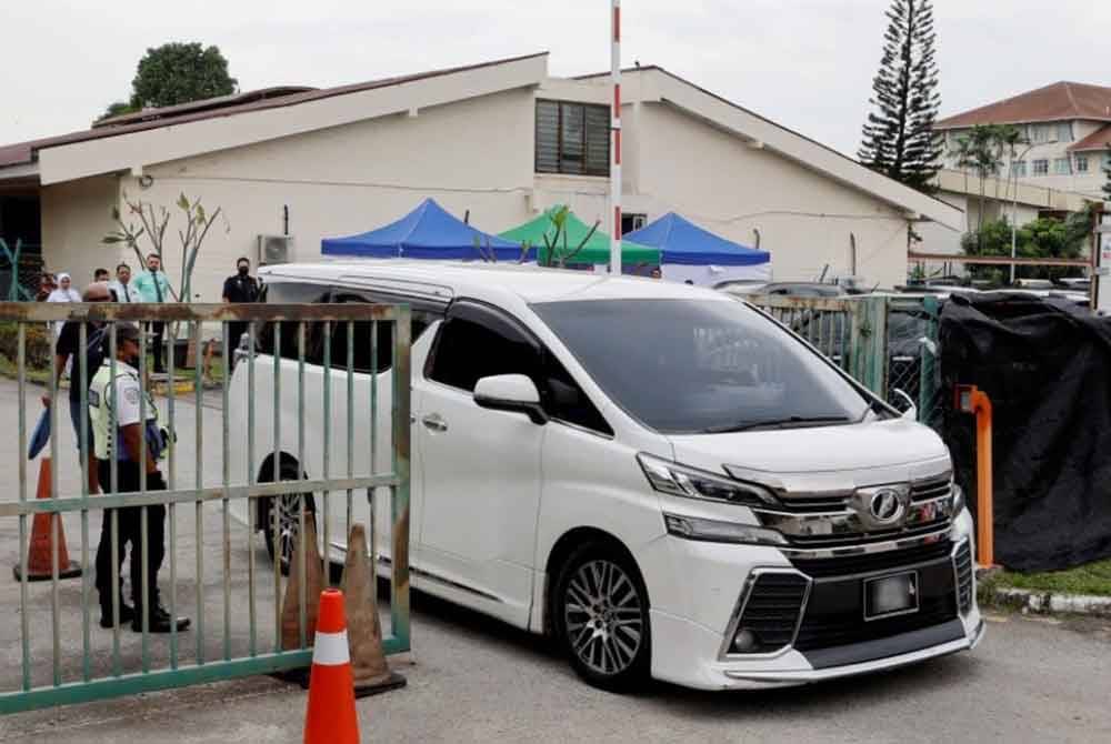 Kenderaan yang membawa mayat pembantu juruterbang, Roshaan Singh Raina keluar dari Jabatan Forensik Hospital Tengku Ampuan Rahimah (HTAR), Klang jam 3 petang tadi untuk dibawa pulang ke kediaman keluarganya di Sunway Bukit Lenang, Iskandar Puteri, Johor. - Foto Bernama