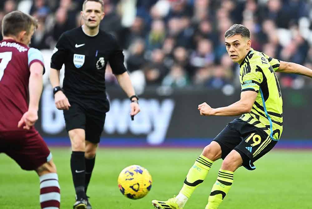 Leandro Trossard (kanan) menjaringkan gol ke-8,000 Arsenal dalam sejarah penubuhan kelab itu ketika The Gunners membelasah West Ham 6-0 di Stadium London pada Ahad lalu. Foto Agensi