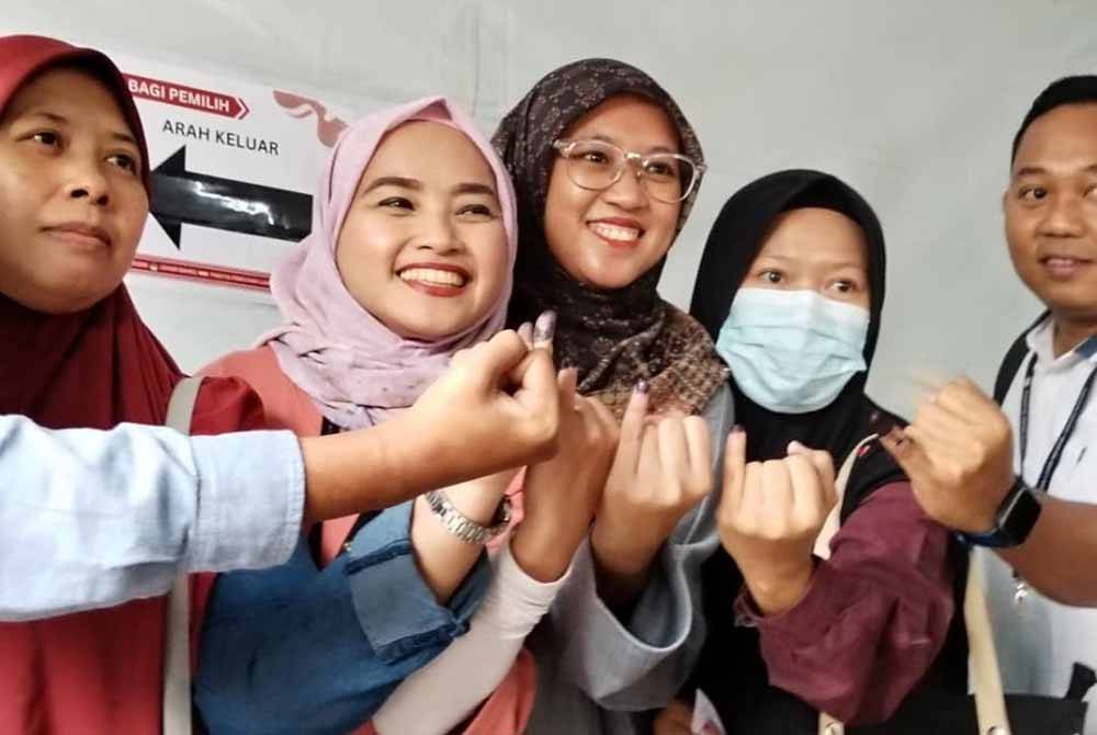 Antara rakyat Indonesia yang menunaikan tanggungjawab mereka mengundi awal sempena Pilpres 2024.