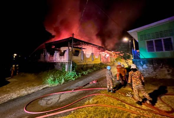 Tiga buah rumah musnah dalam kejadian kebakaran di Kampung Baru Lintang, Sungai Siput awal pagi tadi.