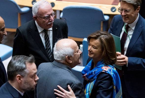 Riyad Mansour ketika disambut Menteri Luar Slovenia, Tanja Fajon di ibu pejabat PBB. Foto Reuters